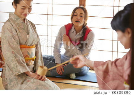 茶の湯を見学する外国人観光客 30309890