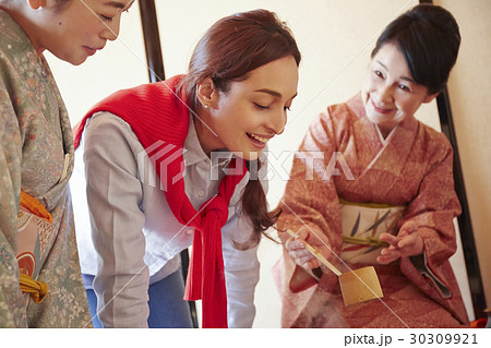 茶の湯を見学する外国人観光客 茶の湯を見学する外国人観光客 30309921