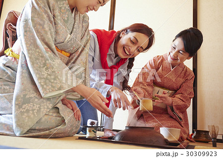 茶の湯を見学する外国人観光客 30309923