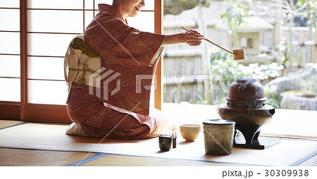 茶道を愉しむ女性 30309938