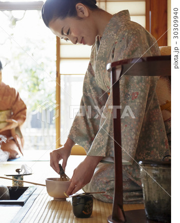 茶道を習う女性 30309940