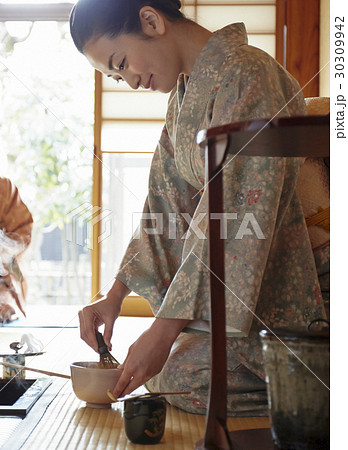 茶道を習う女性 30309942