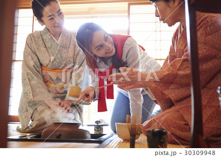 茶の湯を見学する外国人観光客 30309948