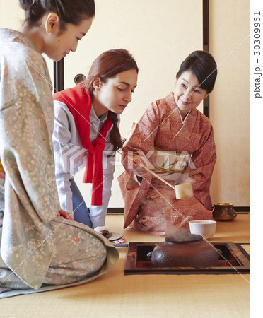 茶の湯を見学する外国人観光客 30309951