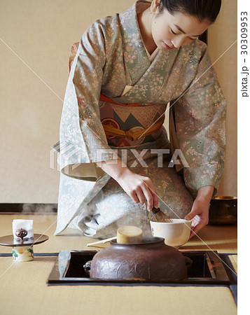 茶道を愉しむ女性 30309953