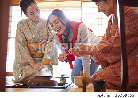 茶の湯を見学する外国人観光客 30309955