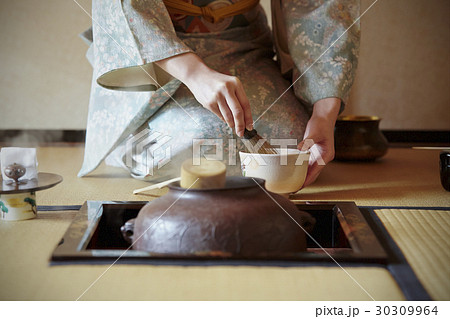 茶道を愉しむ女性 30309964
