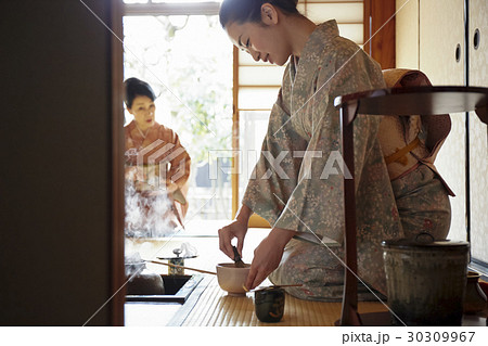 茶道を習う女性 30309967