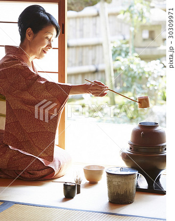 茶道を愉しむ女性の写真素材