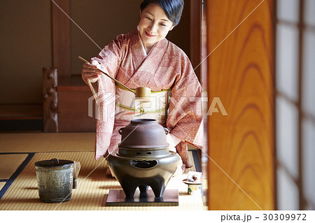 茶道を愉しむ女性 30309972