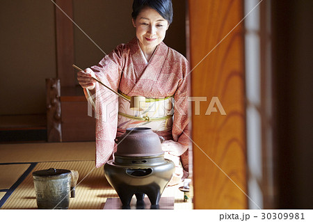 茶道を愉しむ女性 30309981