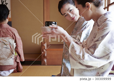 茶道を体験する外国人観光客 30309999