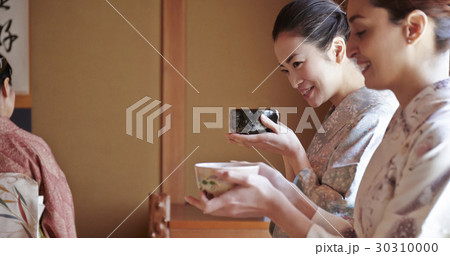 茶道を体験する外国人観光客 30310000