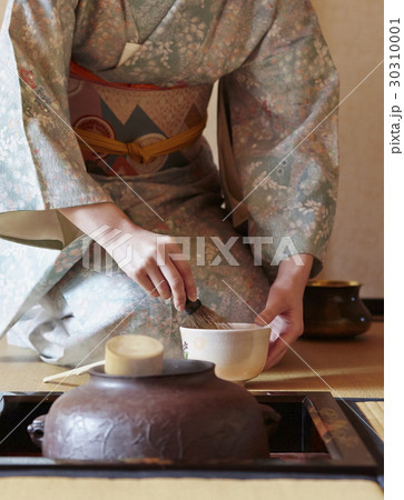 茶道を愉しむ女性 30310001