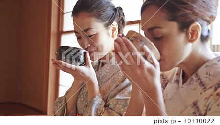 茶道を体験する外国人観光客 30310022