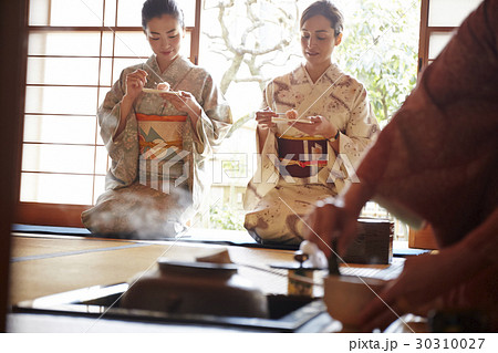 茶道を体験する外国人観光客 茶道を体験する外国人観光客 30310027