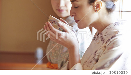 茶道を体験する外国人観光客 30310039