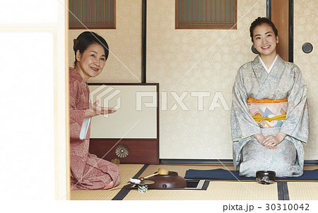 茶道を習う女性 30310042