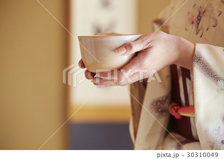 茶道を愉しむ女性 30310049