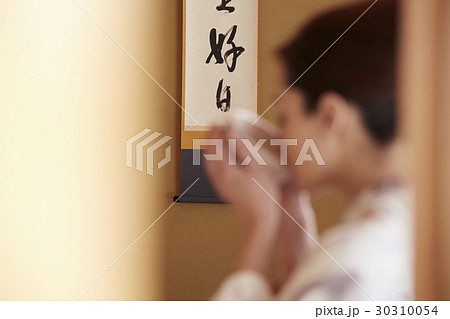 茶道を愉しむ女性 30310054