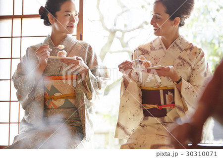 茶道を体験する外国人観光客 茶道を体験する外国人観光客 30310071