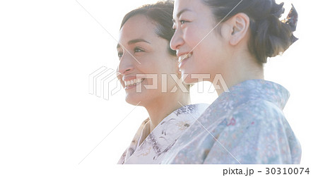野点を愉しむ日本人女性と外国人女性 野点を愉しむ日本人女性と外国人女性 30310074