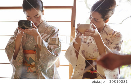 茶道を体験する外国人観光客 30310081