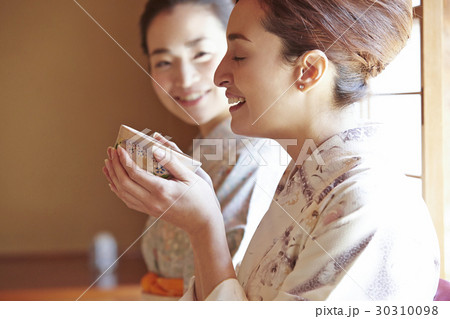 茶道を体験する外国人観光客 茶道を体験する外国人観光客 30310098