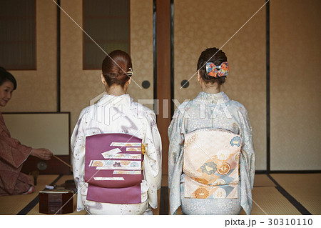 茶道を習う女性 30310110