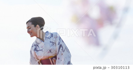 野点を愉しむ外国人女性 30310113