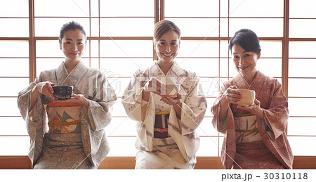 茶道を体験する外国人観光客 30310118
