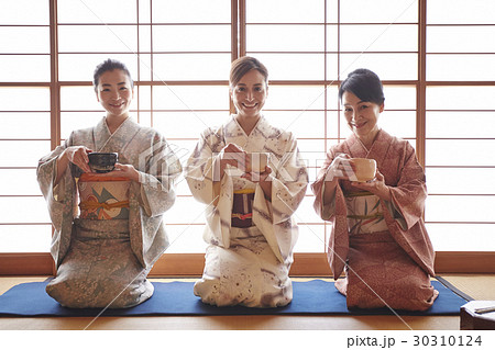 茶道を体験する外国人観光客 30310124