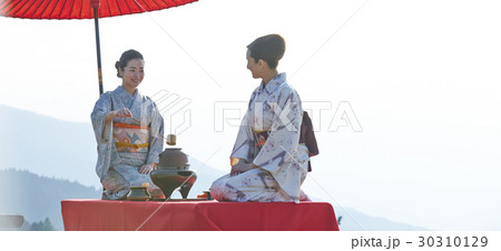 野点を愉しむ日本人女性と外国人女性 30310129