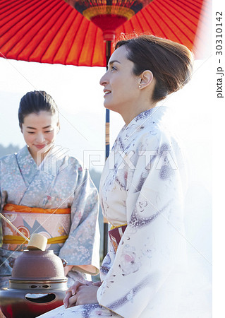 野点を愉しむ日本人女性と外国人女性 野点を愉しむ日本人女性と外国人女性 30310142