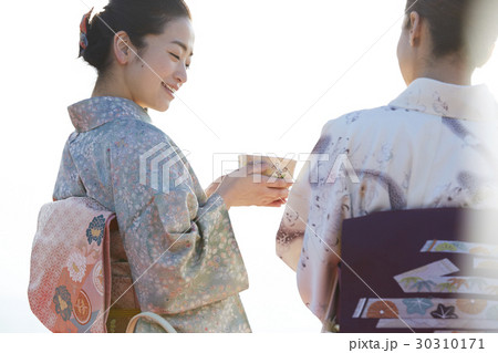 お茶を愉しむ日本人女性と外国人女性 お茶を愉しむ日本人女性と外国人女性 30310171