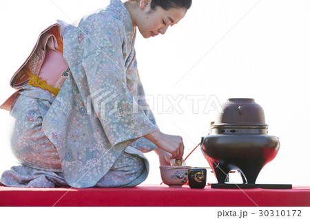 野点を愉しむ日本人女性と外国人女性 野点を愉しむ日本人女性と外国人女性 30310172