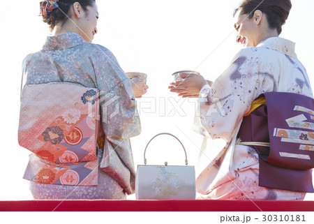 お茶を愉しむ日本人女性と外国人女性の写真素材 30310181 Pixta