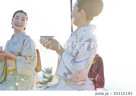 野点を愉しむ日本人女性と外国人女性 materials digitalstage