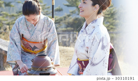 野点を愉しむ日本人女性と外国人女性 30310191