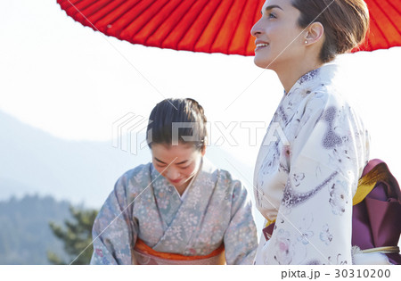 野点を愉しむ日本人女性と外国人女性 30310200