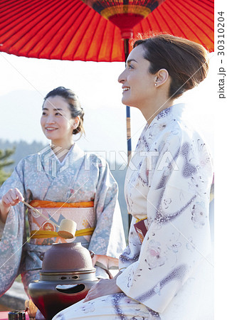 野点を愉しむ日本人女性と外国人女性 30310204