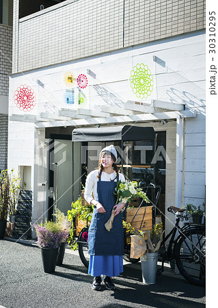 花屋にいる女性　店員 30310295