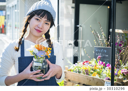 花屋にいる女性 花 香り 花屋にいる女性 花 香り 30310296