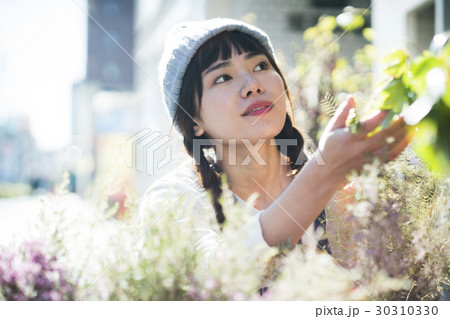 花屋 日射しの中にいる女性 花屋 日射しの中にいる女性 30310330