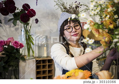 花屋にいる女性 スタッフ 花屋にいる女性 スタッフ 30310366