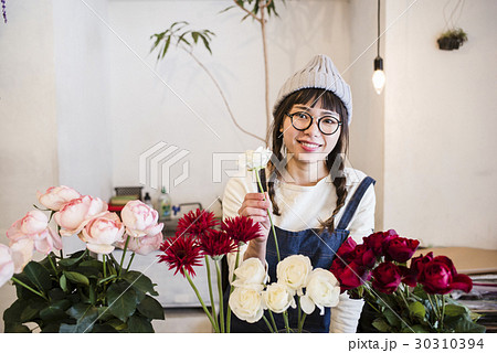 花屋にいる女性　スタッフ 30310394