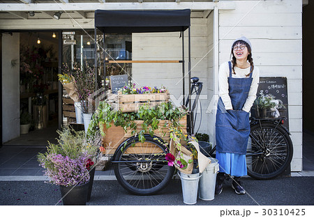 花屋にいる女性 店員 花屋にいる女性 店員 30310425