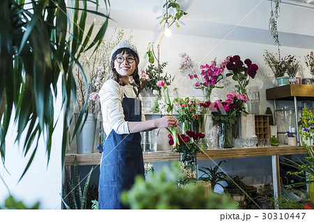 花屋にいる女性 スタッフの写真素材