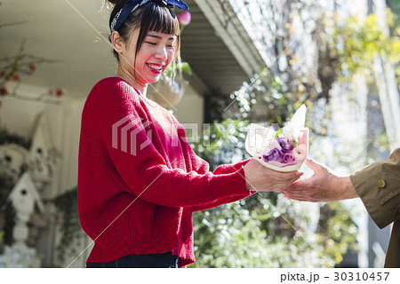 花屋 花束を渡す女性の写真素材