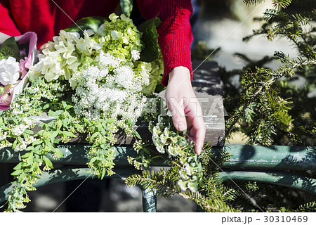 花をあしらう手元 30310469